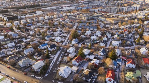 Loftmynd yfir borgina, Nökkvavogur og nærliggjandi götur í forgrunni.