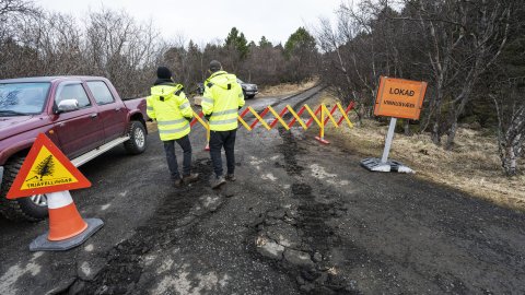 Unnið verður í samræmi við öryggisstaðla, og svæðið verður afgirt meðan á vinnu stendur. 