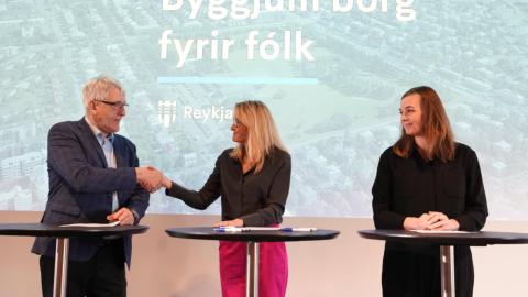 Signing a letter of intent for a new approach to housing matters. From left: Finnbjörn A. Hermannsson, president of the Icelandic Confederation of Labour; Heiða Björg Hilmisdóttir, mayor; and Sonja Ýr Þorbergsdóttir, chair of BSRB
