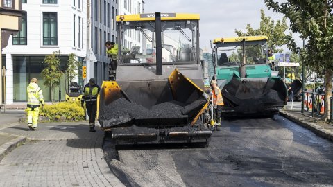 Stór tæki að malbika götu