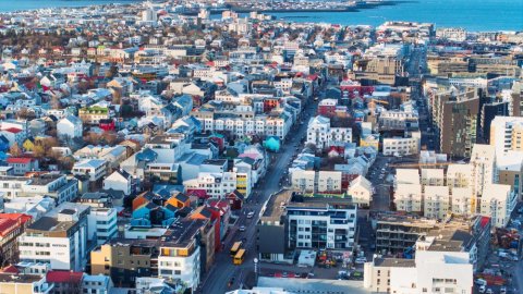 Loftmynd af Reykjavík, Hverfisgata fyrir miðju, Seltjarnarnes í fjarska.