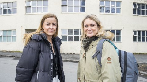 Hjúkrunarfræðingarnir Anna Lilja Másdóttir og Arndís Vilhjálmsdóttir fyrir framan gistiskýlið á Lindargötu. 