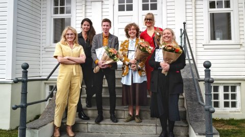 Heiða Björg Hilmisdóttir borgarstjóri, Sigrún Margrét Guðmundsdóttir formaður dómnefndar, Elías Rúni, Mars Proppé, Rán Flygenring og Lóa Hlín Hjálmtýsdóttir stilla sér upp í tröppum Höfða eftir afhendingu Barnabókaverðlauna Reykjavíkurborgar 2025