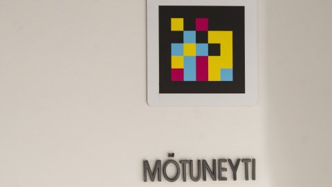 NaviLens kóði á vegg við mötuneytið í Ráðhúsi Reykjavíkur