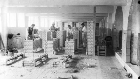 1935-1937, múrarar að hlaða upp veggi og flísaleggja í búningsklefum Sundhallar Reykjavíkur. Ljósmynd Óskar Gíslason