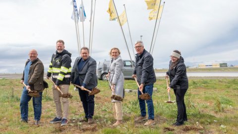 Skóflustunga við Haukahlíð í Reykjavík. Fv: Gylfi Gíslason framkvæmdastjóri Jáverks, Björn Traustason framkvæmdastjóri Bjargs, Magnús M. Guðmundsson framkvæmdastjóri BSRB, Heiða Björg Hilmisdóttir borgarstjóri Reykjavíkurborgar, Finnbjörn A. Hermannsson forseti ASÍ og Guðrún Kristjánsdóttir starfsmaður Bjargs.