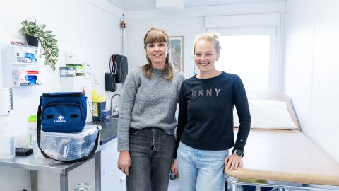 Sigríður Ella og Svala Dís standa saman inni í neyslurýminu Ylju þar sem þær starfa. 