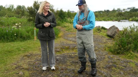 Heiða Björg Hilmisdóttir, borgarstjóri, ásamt Inga Garðari Erlendssyni, Reykvíkingi ársins við Elliðaár í morgun.