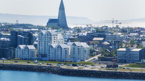Loftmynd af Sæbraut og Hallgrímskirkju, séð frá hafi. Mistur í lofti.