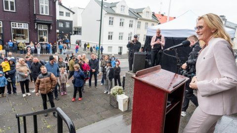 Heiða Björg Hilmisdóttir, borgarstjóri við setningu Menningarnætur á tröppum Þjóðleikhússins.