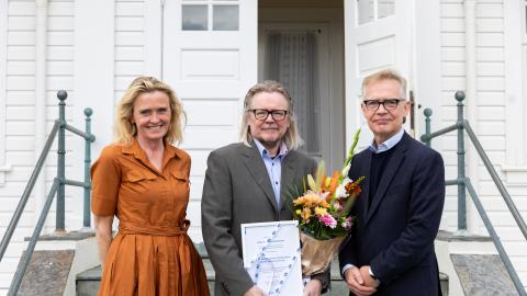 Mayor Heiða Björg Hilmisdóttir, Guðni Elísson and Magnús Karl Magnússon, surviving husband of Ellý Katrín.
