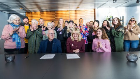 Hópur af fólki við undirritun í Ráðhúsinu