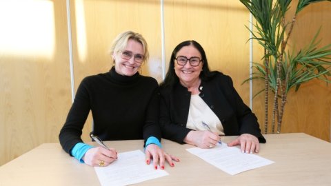 Heiða Björg Hilmisdóttir borgarstjóri og Inga Sæland, félags- og húsnæðismálaráðherra undrrita viljayfirlýsinguna.