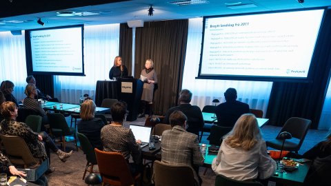 Katrín Harpa og Aðalbjörg Traustadóttir í pallborði á ráðstefnu um málefni fatlaðs fólks. 
