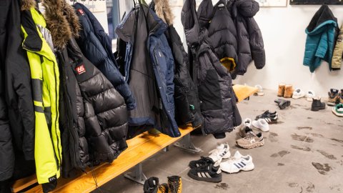Fatahengi í skóla fullt af unglingalegum úlpum. 
