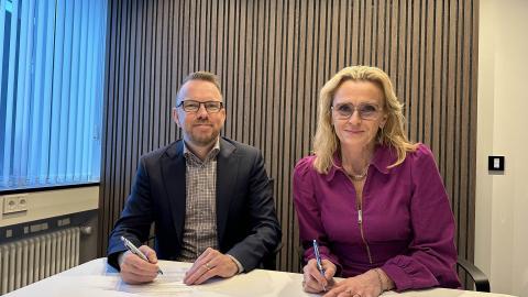 Ragnar Þór Ingólfsson, félags- og húsnæðismálaráðherra, og Heiða Björg Hilmisdóttir borgarstjóri skrifa undir samning.