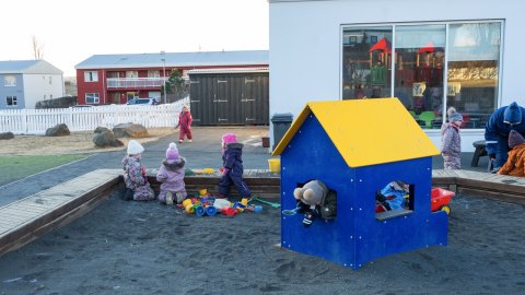 Mynd af börnum að leika á leikskólalóð.