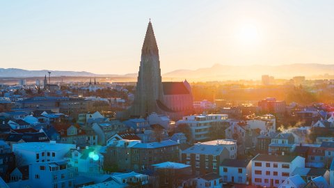 Yfirlitsmynd af Reykjavík, Hallgrímskirkja í miðju myndar.