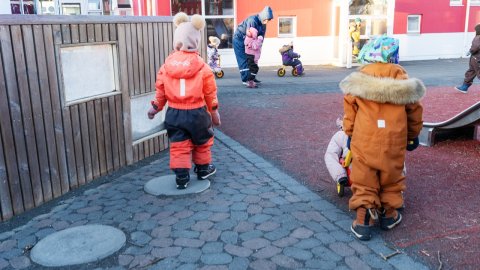 Börn á leikskólalóð að leik.