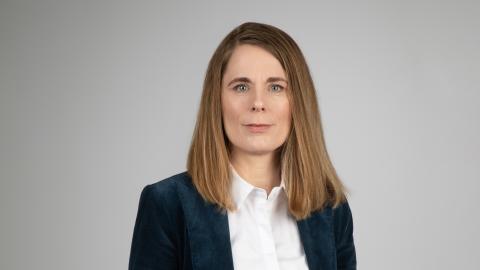 Ingunn Ólafsdóttir, innri endurskoðandi Reykjavíkurborgar. Portrettmynd, grár bakgrunnur.