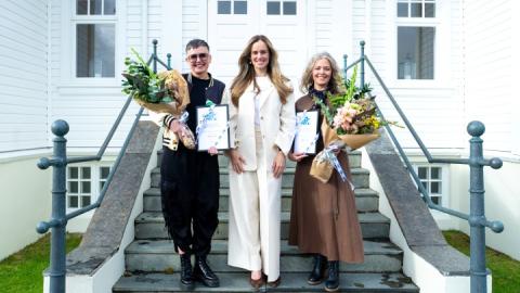 Hildur Björnsdóttir borgarstjóri og verðlaunahafarnir Blær Jónsdóttir og Eva Rún Þorgeirsdóttir.
