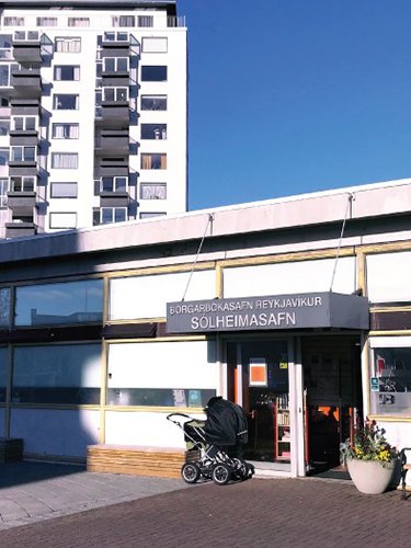 Inngangur Borgarbókasafnsins Sólheimum.