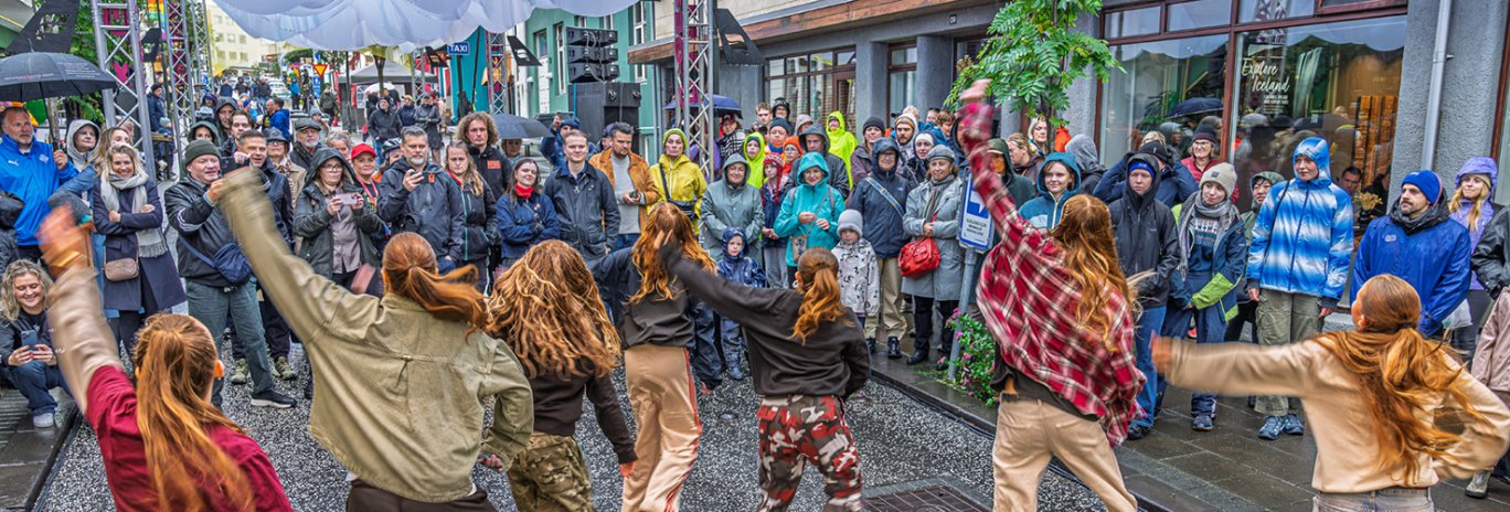 Danshópur sýnir dans á Klapparstíg á Menningarnótt.